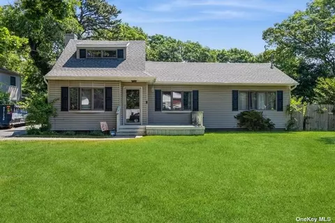 2209 Louis Kossuth Ave, Ronkonkoma, NY 11779