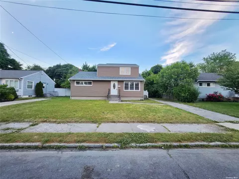30 Benjoe Dr, Amityville, NY 11701