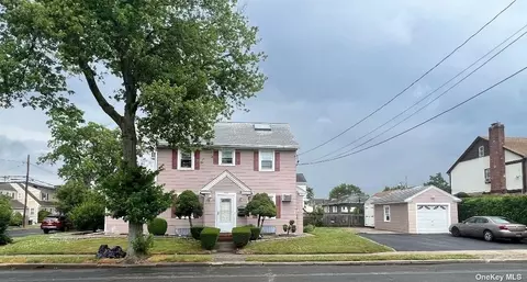11 Waterview Pl, Lynbrook, NY 11563