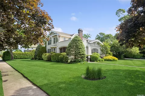 1 Demott Pl, Rockville Centre, NY 11570