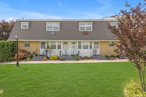 4703 Wilshire Ln #4703, Oakdale, NY 11769