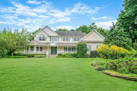 4 Brian Ln, Mount Sinai, NY 11766