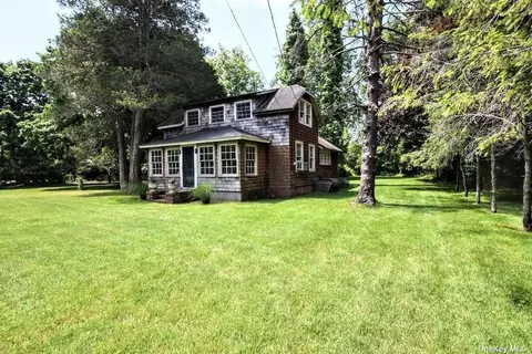 72 Old Stump Rd, Brookhaven, NY 11719