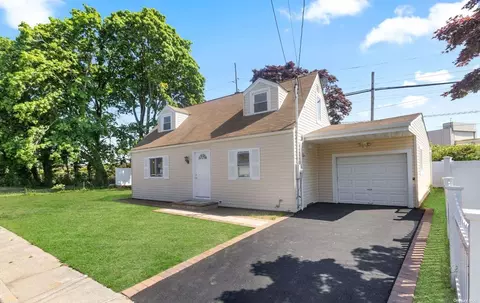 3 Lawnside Dr, Hicksville, NY 11801