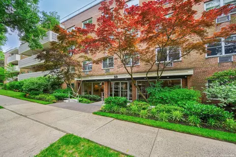 50 Hillpark Ave #1Q, Great Neck, NY 11021