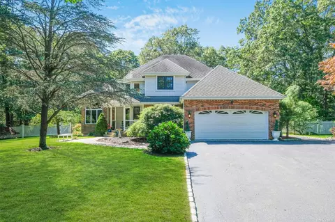 7 Woodhollow Ct, Medford, NY 11763