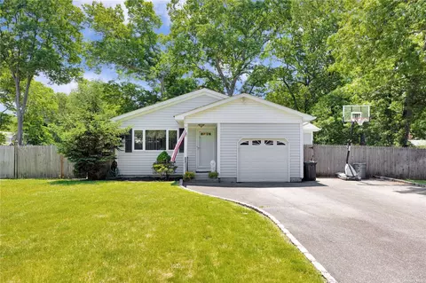 2 Loretta Ct, Centereach, NY 11720