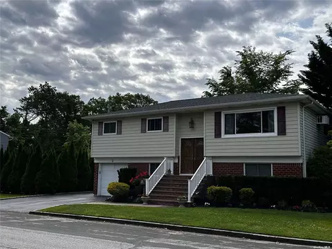 2 Pearsall Pl, Deer Park, NY 11729