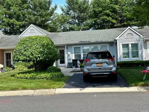 15 Standish Dr #15, Mount Sinai, NY 11766