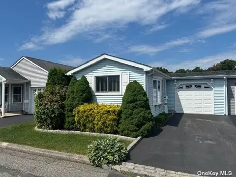 63 Dogwood Ln #63, Manorville, NY 11949