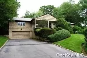 8 Gay Dr, Great Neck, NY 11024