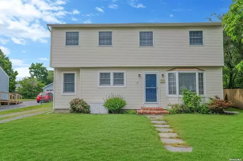 25 Hill St, Patchogue, NY 11772