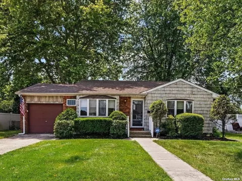 318 W 14th St, Deer Park, NY 11729