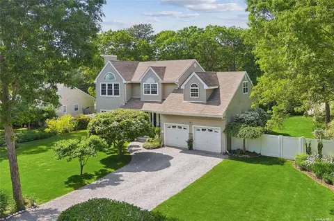 29 Hollow Ln, Westhampton, NY 11977