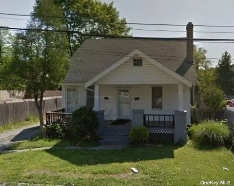 6 6th Ave, Huntington Station, NY 11746