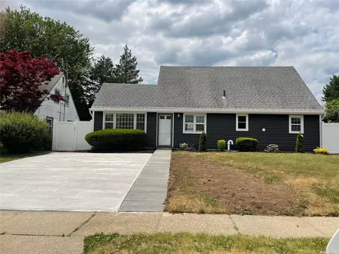 42 Tanager Ln, Levittown, NY 11756