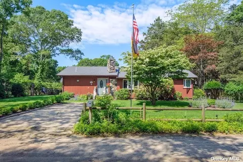 4 Poplar St, Hampton Bays, NY 11946