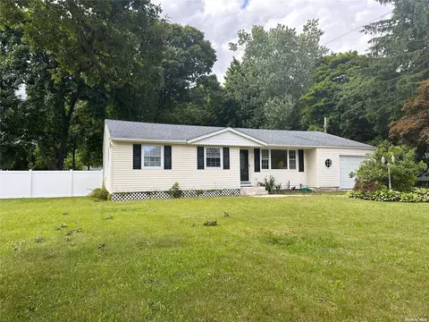 27 W End Ave, Brentwood, NY 11717
