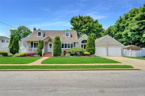 1788 State St, Merrick, NY 11566