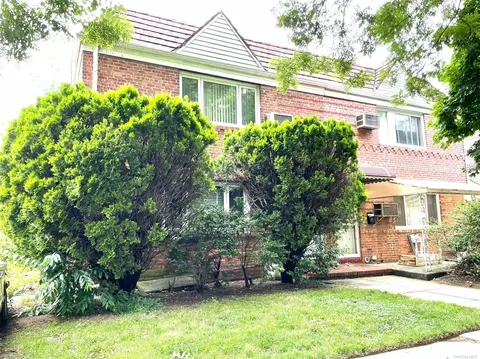 76-10 170th St, Fresh Meadows, NY 11366