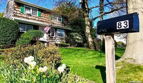 83 Stuyvesant Rd, Oakdale, NY 11769