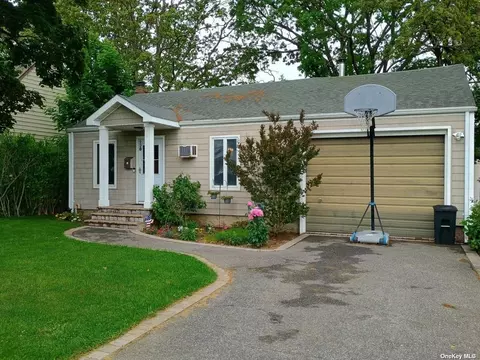 220 45th St, Lindenhurst, NY 11757