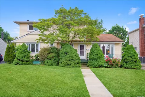 18 Elizabeth Dr, Bethpage, NY 11714