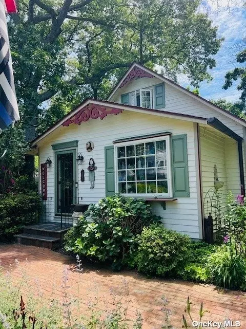 16 Grand Pl, East Northport, NY 11731