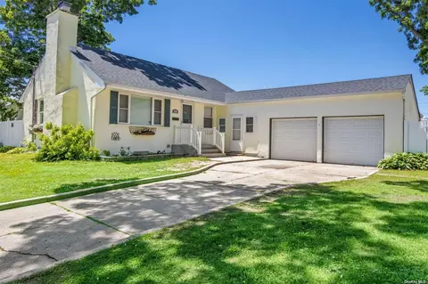 437 Reade Ave, Lindenhurst, NY 11757