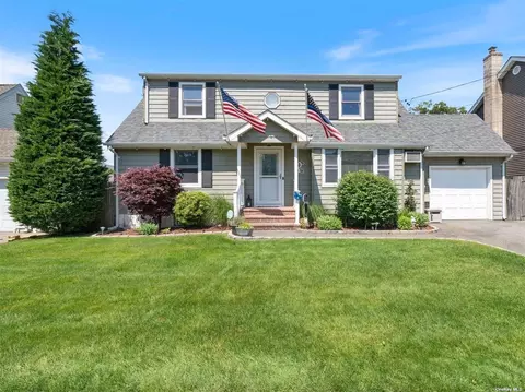 124 Charles Ave, Massapequa Park, NY 11762