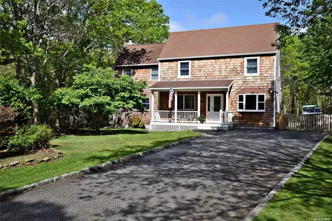 13 Corbett Ct, East Quogue, NY 11942