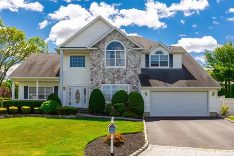 4 Gardenia Ct, Holtsville, NY 11742