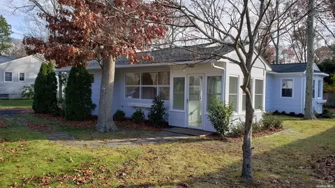 74 Lynncliff Rd, Hampton Bays, NY 11946