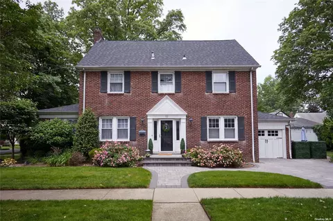 52 Hickory St, Floral Park, NY 11001