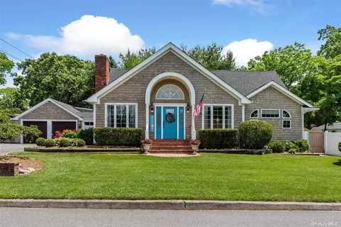 75 Whitman Ave, Islip, NY 11751