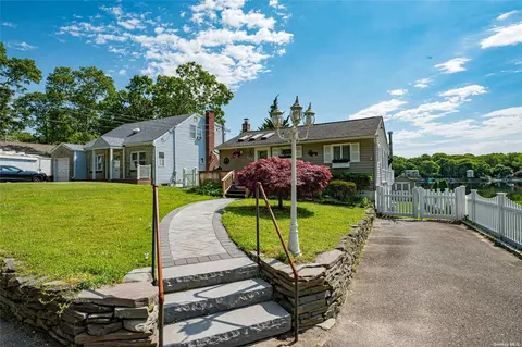 203 Lakeside Trl, Ridge, NY 11961