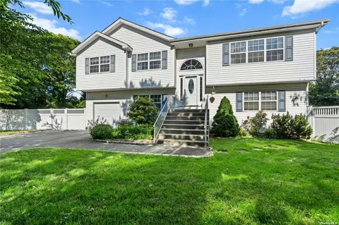 10 Gateway Ct, Centereach, NY 11720