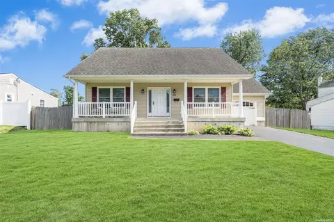 10 Blue Jay Dr, Brentwood, NY 11717