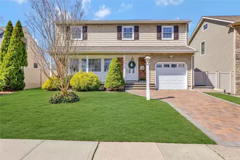 29 Raynham Dr, Syosset, NY 11791