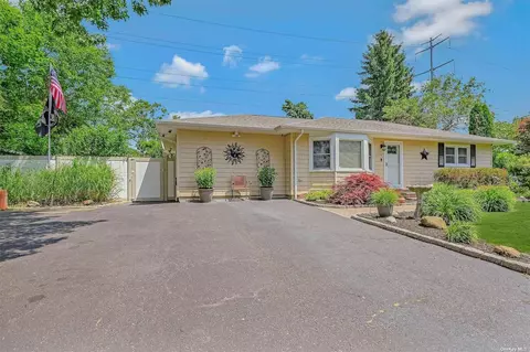 179 Prince Rd, Rocky Point, NY 11778
