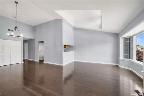 240-10 Oak Park Dr #23B, Douglaston, NY 11362