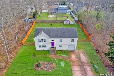 78 Palmetto Dr, Shirley, NY 11967