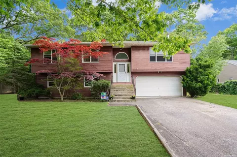 426 Boxwood Dr, Shirley, NY 11967