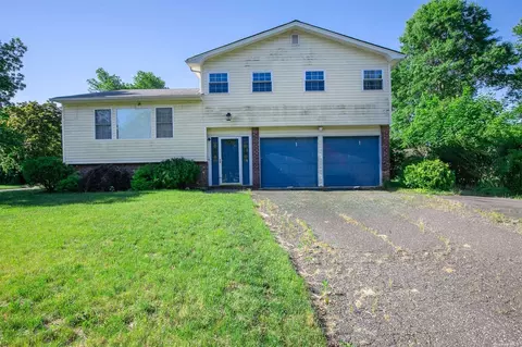 8 Humming Ln, Coram, NY 11727