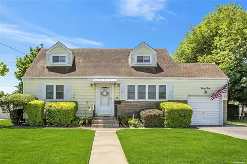 34 Clark St, West Babylon, NY 11704