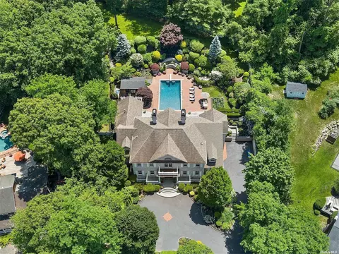 9 Fox Meadow Ct, Woodbury, NY 11797