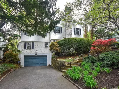 3 Saint Johns Pl, Port Washington, NY 11050