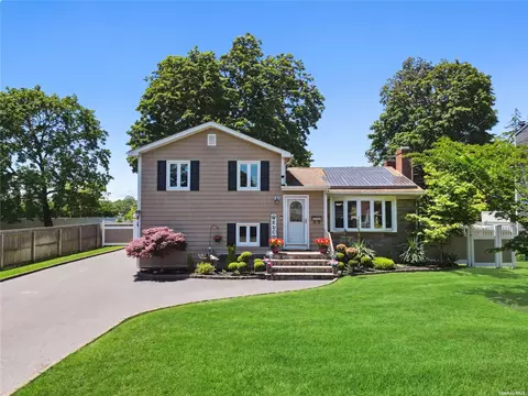 32 Myrtle Ln, Patchogue, NY 11772