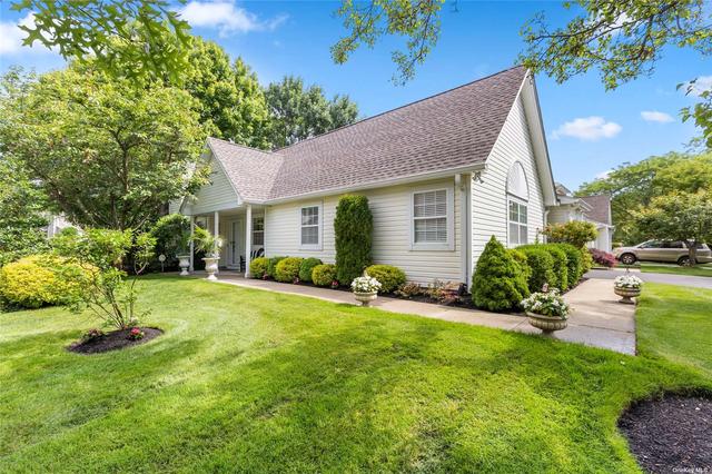 106 Erin Ln #106, East Setauket, NY 11733