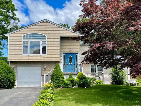 3 Waldorf Dr, Shirley, NY 11967